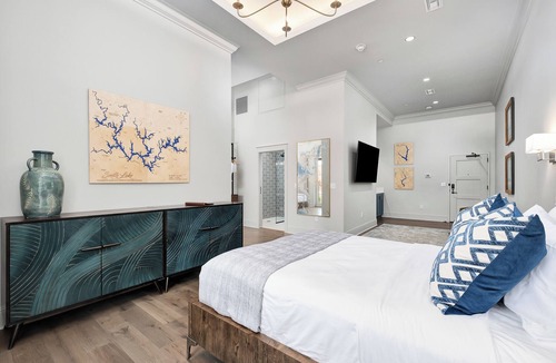 Cullman Hotel | The Lakes Suite | 5 Minutes from I65 | In the heart of Cullman