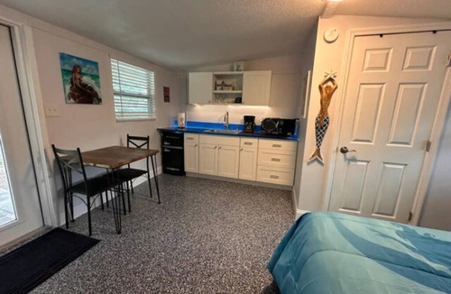 Weeki Wachee Gardens Apartment | The Muddy Mermaid - Neptune's Grotto Old Florida Adventure Retreats