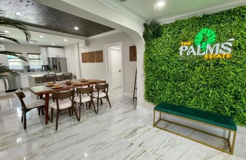 West Palm Beach Villa | THE PALMS 3BR-Minutes to Beach, Scuba, Downtown, Airport