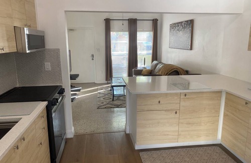 Orlando Apartment | The Peacock Pad Retro-Vibe, Newly Renovated 2 bed Duplex, Hourglass-Sodo area