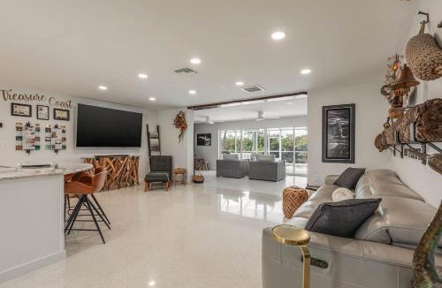 River Isles House | The Pearl - Pool w Screen on Canal