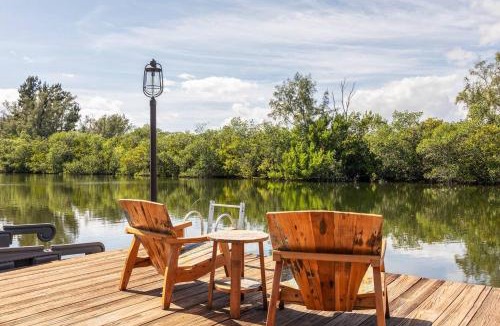 River Isles House | The Pearl - Pool w Screen on Canal