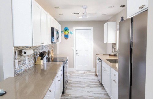 Mid Island House | The Pelican House - Big House on Canal with Pool! Come relax on the water.