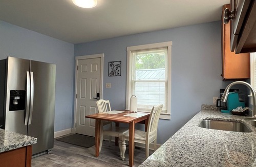 North Florence House | The Porchside Perch Walkable to UNA, Downtown Florence, Seven Points