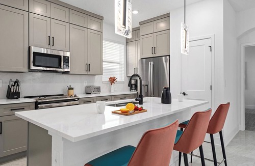 Florida Center House | The Radiant | Grand Villa w/Game Loft & Huge Suites, Mins to Universal & Disney