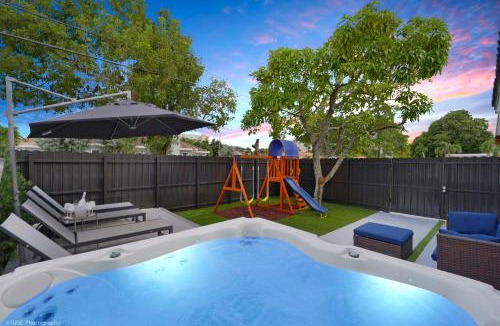 Flagami Villa | The Rock & Rhythm Villa Miami Downtown - Playground, Mini Golf, BBQ, Garden Relaxation