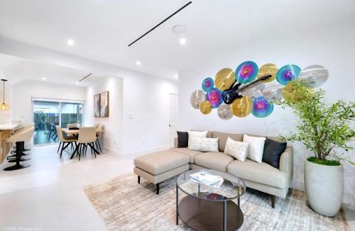 Flagami Villa | The Rock & Rhythm Villa Miami Downtown - Playground, Mini Golf, BBQ, Garden Relaxation