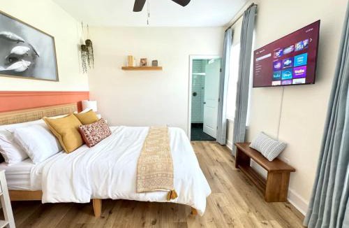 Pleasant Street House | The Royal Cypress Suite Near UF Shands Downtown