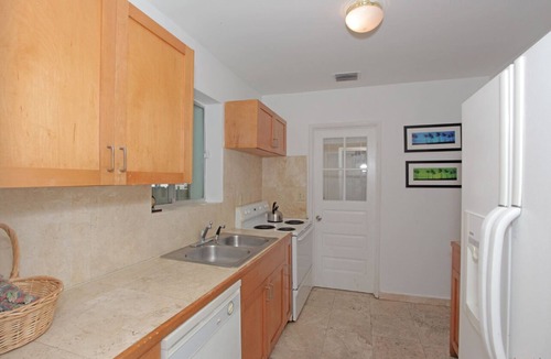 West Avenue Bed & Breakfast | The South Beach House: Walk to Everything!