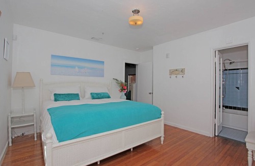 West Avenue Bed & Breakfast | The South Beach House: Walk to Everything!