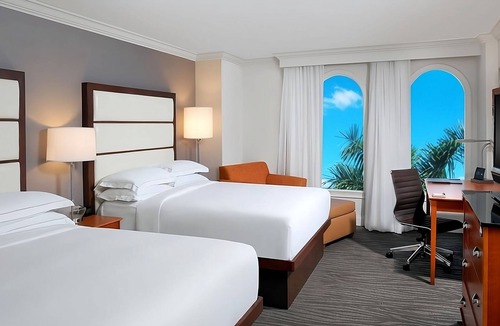 Park Shore Hotel | The Stay You’ve Been Looking For! Outdoor Swimming Pool, Free Parking!