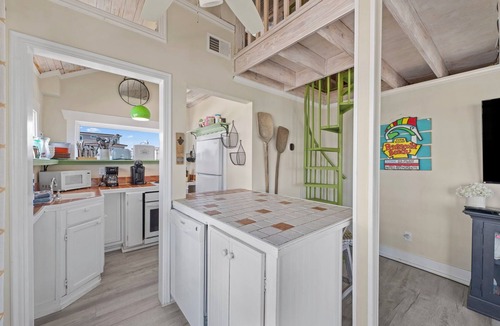 Villa Primera House | 🏖️ The Surf Shack | Gulf Views + 30 Steps to Beach | Budget + Pet-Friendly 🐾