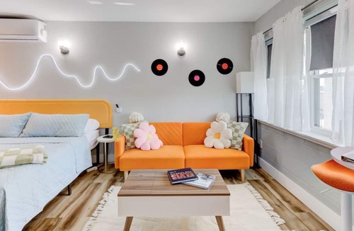 Downtown Memphis Apartment | Themed Lux Loft with King Bed, Free Parking & Wi-Fi