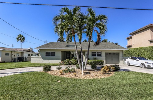 Siesta Isle House | This lovely vacation home with its lush and beautifully manicured landscaping is located on the mainland of Fort Myers Beach, at 18116 Cutlass Drive.