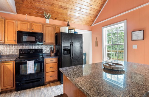 Houston House | Thistle Brae - near Lakeshore Marina