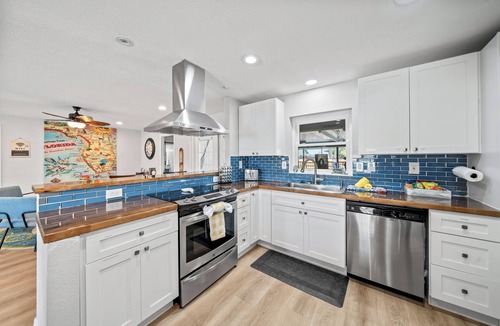 Holiday Cove House | Tiki -Pool-Bar-Near Beaches & Disney-NASA-USSSA-Pet friendly-Air hockey-Foosball