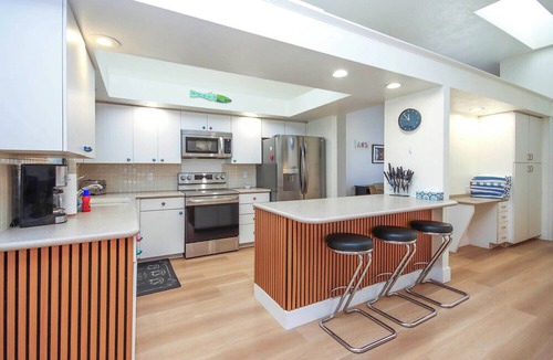 Beachview Country Club Estates House | Tin Cup - Beachview Estates home with pool on golf course