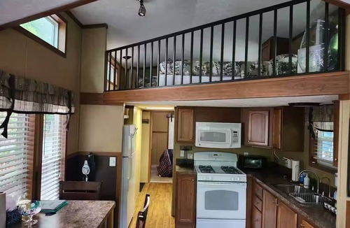 Cleveland Cabin | Tiny Home-Cabin near Helen Ga.Lake/Beach/Pools/Playgrounds/Diner/Putt Putt/Sauna