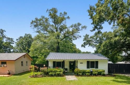 Franklinton House | Tiny Home in Town-Hot Tub - Privacy Fence - Fire Pit - Kids Play Area & 15 minutes to the Bogue Chitto State Park
