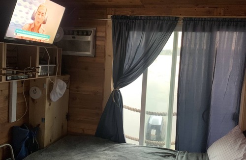 Shipshewana Boat Rental | Tiny Houseboat