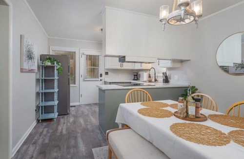 Northport House | Tipsy Tide - 2.9 miles to UA - 6 HDTVs!