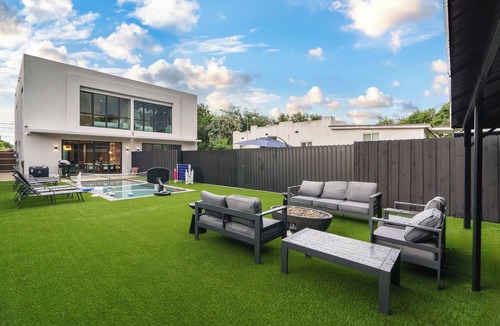Buena Vista House | Tokyo Retreat Luxury Pool Villa Grill Near Beach
