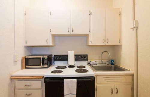 Anniston Apartment | Top floor Studio in historic Anniston building