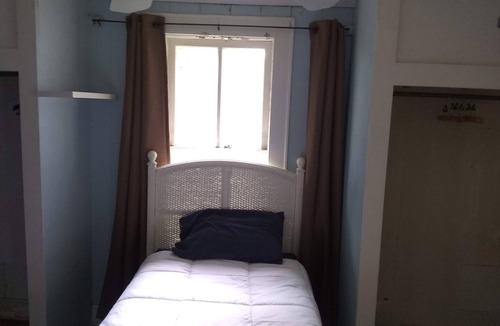 Dade City Apartment | Tranquil 2-bedroom apartment with AC in charming Dade City. Walk to restaurants