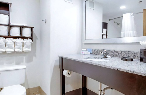 Tillmans Corner House | Tranquil & Elegant King Room! Modern Amenities