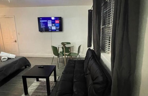 Parkside Apartment | Trendy Pads in Hollywood