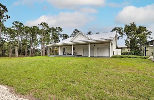 Palm City House | Trendy Palm City Cottage w/Porch on 5 Acres!