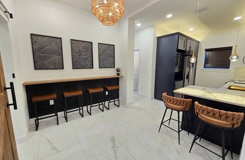 College Park House | Triplex Sleeps17 CollegePark Golf 5min to Downtown