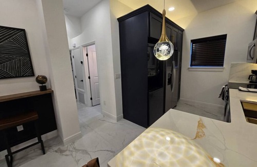 College Park House | Triplex Sleeps17 CollegePark Golf 5min to Downtown
