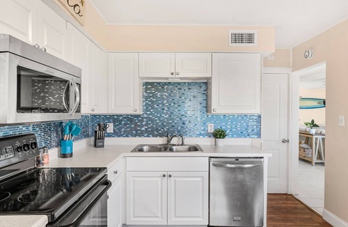 Interchange Square House | Tropical Backyard Hideaway — Private Fenced Yard, Balcony & Ground-Level Walkout Patio! 🍹