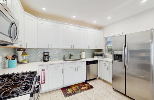 Victoria Park House | Tropical Fort Lauderdale Retreat with Heated Pool & Sonos Theater