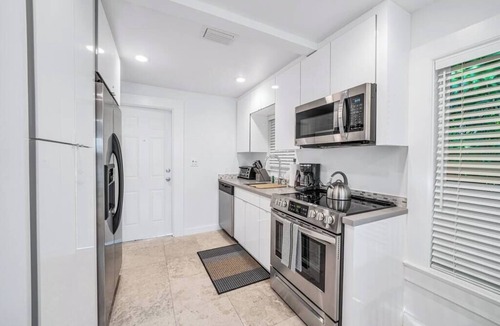Southwest Coconut Grove House | Tropical Grove Bay 1/1 | Newly Renovated Escape