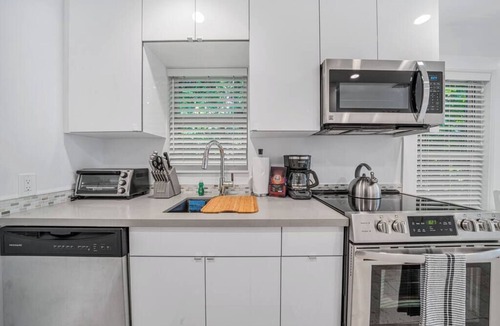 Southwest Coconut Grove House | Tropical Grove Bay 1/1 | Newly Renovated Escape