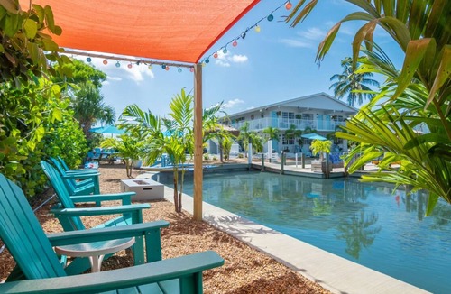 Fort Myers Beach Hotel | Tropical King and Queen with Kitchenette in Fort Myers Beach