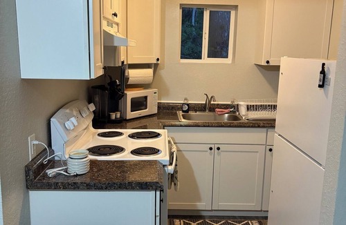 Crescent City Apartment | Tropical Lakeside Studio in Tiny‑Home Community — Steps to Docks & Fishing