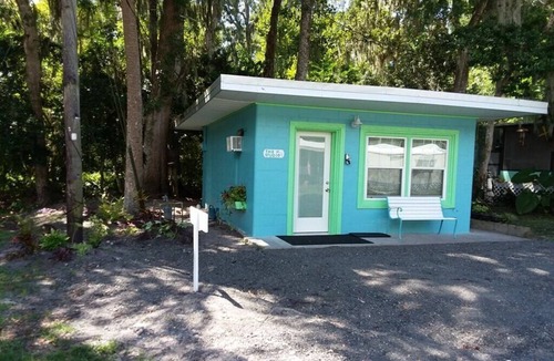 Crescent City Apartment | Tropical Lakeside Studio in Tiny‑Home Community — Steps to Docks & Fishing