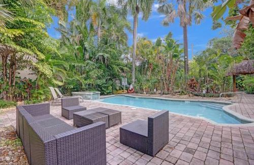 Sailboat Bend Apartment | Tropical Oasis 2BR w Pool