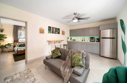 Victoria Park Apartment | Tropical Oasis Newly Renovated Near Las Olas Beach