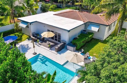 Biscayne Park House | Tropical Oasis w pool, AC 10 mins from beach and Brickell