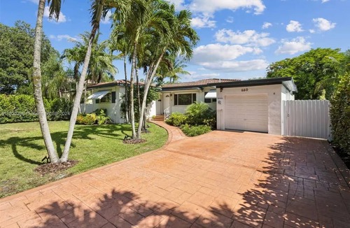 Biscayne Park House | Tropical Oasis w pool, AC 10 mins from beach and Brickell