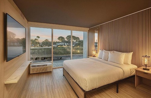 Clearwater Hotel | Tropical Palms Hotel
