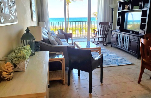Hutchinson Island South Condo | Tropical Paradise Oceanfront Condo - Pool and Restaurant