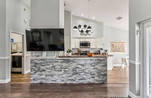New Port Richey House | TROPICAL RETREAT WITH PRIVATE HEATED POOL-TAMPA BAY.