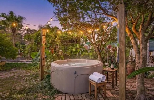 East Hill Cottage | Tropical Zen Garden & Cottage Oasis Bliss!