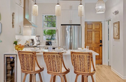 Bahama Village House | *TRUMAN’S TROVE @ THE ANNEX* Home & Pool + Last Key White Glove Service.