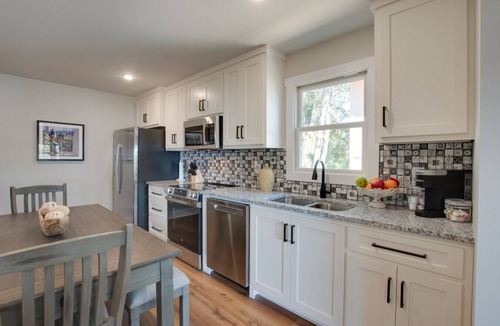 Groveoak Cabin | Tuscan-Inspired Lakeside Cabin with Hot Tub, Stunning Views, and Elegant Comfort
